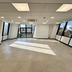 Amplia Oficina Equipada A Estrenar En Alquiler Con Buena Ubicación Comercial