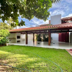 Con Preciosos Jardines En Venta Amplia Casa Zona Oeste