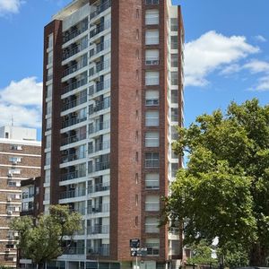 Apartamento En Malvin - Piso Alto, Vista Despejada. Garage. Venta Directa