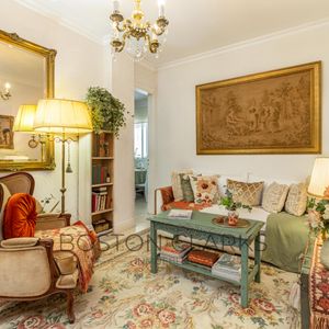 Apartamento De 2 Dormitorios Y Servicio En Venta Con Inquilinos En El Centro