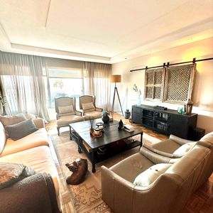 Apartamento De Categoría  Con Patio