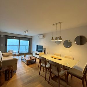 Alquiler Un Dormitorio Con Muebles Equipamiento De Diseño.