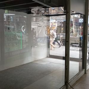 Excelente Local Sobre 18 De Julio En Galería