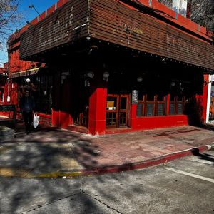 Alquiler Gran Esquina Con 35 M De Frente En Rivera Y Marco Bruto.-