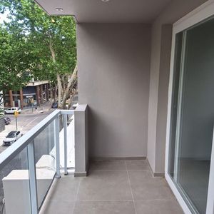 Alquiler Centro: Amplio Apartamento Con Gran Terraza Y Parrillero