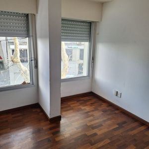 Monoambiente En Venta En Canelones Y Bulevar Artigas | 35 M² | Bajos Gastos Comunes | Excelente Ubic