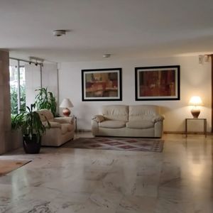 Alquiler Apartamento Con Muebles Pocitos Piso Alto Con Vista Despejada, Muy Luminoso Y Con Cochera