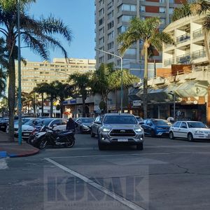 Kosak Punta Del Este, Alquiler /venta Local Esquinero Sobre Gorlero