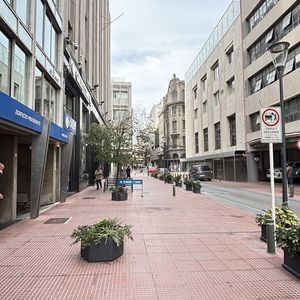 Alquilo Oficina En Edificio Emblemático – Mejor Zona De Ciudad Vieja
