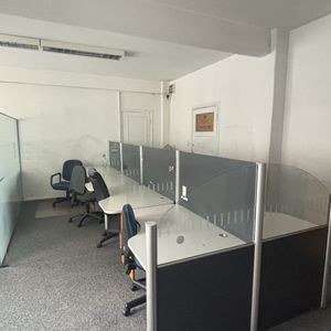 Alquilo Oficina Totalmente Equipada, Calle Rincón, Ciudad Vieja