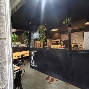 Excelente Local Próximo Al Teatro Solis
