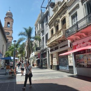 Sobre Peatonal Sarandi Próximo A Plaza Matriz