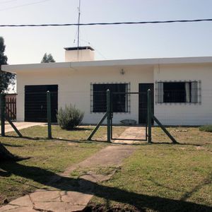 Casa Sólida De 2 Dormitorios - Amplio Terreno Y Garage - Parque Del Plata Norte