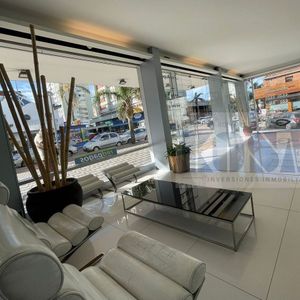Kosak Punta Del Este Venta Amplio Local Esquinero 400 M2 Sobre Av. Gorlero- Multiples Usos