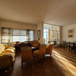 Venta Amplio Apartamento 3 Dormitorios En Pocitos| Garaje, Balcón Y Vista A Rambla