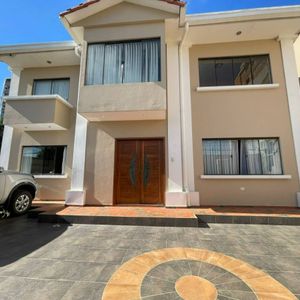 Casa Comercial En Venta En Brigida Con 3 Departamentos Y 1 Local Comercial