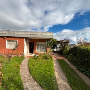 Casa En Venta A 1 Cuadra De Ruta 8 - 700 M2 - 2 Dorm, Parillero - Barros Blancos