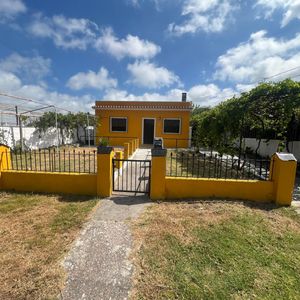 Venta Casa En Peñarol. 4 Dormitorios. Gran Fondo