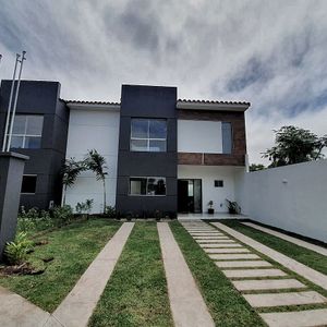 Hermosa Casa En Urbanización Baquitu Carretera Al Norte