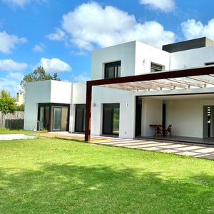 Hermosa Casa En Venta 3 Dormitorios, Fondo Al Lago!
