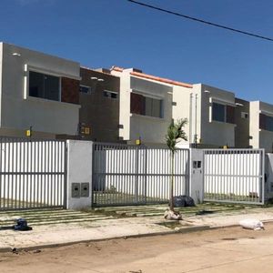Casa En Venta De  4 Dormitorios  Km8 Zona Norte