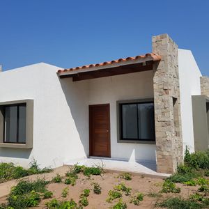 Casa En Esquina Sobre Av. Por Fridosa A 200m De Carrt. Cotoca 3 Dormitorios