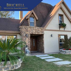 Venta De Residencia En Cumbre De Carrasco, 8 Dormitorios 5 Baños.