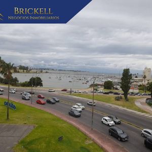 Venta Apartamento 2 Dormitorios Y Servicio, Primera Linea Vista Al Mar En Pocitos