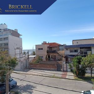 Alquiler Apartamento 2 Dormitorios Con Cochera En Malvín A Una Cuadra De La Rambla.
