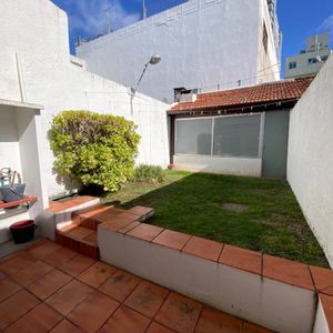 Venta De Casa En Malvín Sur 3 Dormitorios, 2 Baños Completos, Patio, Barbacoa Y Garage.