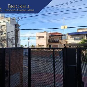 Alquiler Apartamento 1 Dormitorio Con Cochera En La Prestigiosa Ubicación De Malvín, A Una Cuadra De La Rambla.