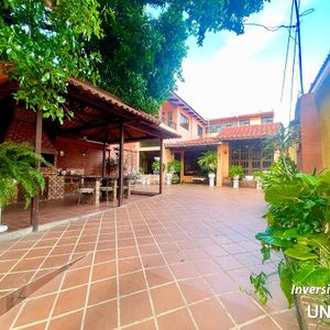 Amplia Casa En Venta Zona Comercial Entre 1er Y 2do Anillo