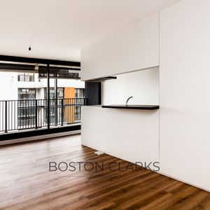Apartamento En Venta En Centro De 2 Dormitorios Con Balcòn Al Frente