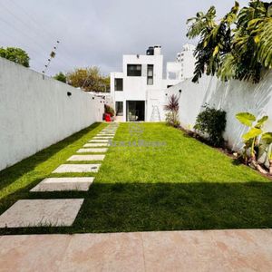 Casa En Venta 4 Dormitorios, Con Fondo Y Barbacoa. Cochera X 2 Autos.