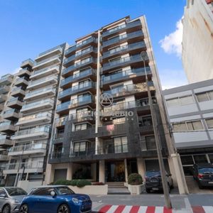 Apto Punta Carretas Con Patio 122 Mts De  Parrillero. 2 Garajes. Balcon.