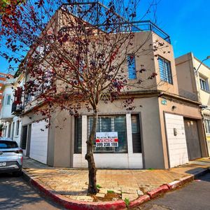 Casa Triplex En Pocitos Con Cochera Propia, Estufa Leña Y Terraza Con Parrillero. Sin Gastos.