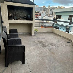 Casa Triplex En Pocitos Con Cochera Propia, Estufa Leña Y Terraza Con Parrillero. Sin Gastos.