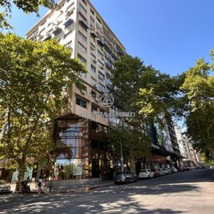 Rio Negro Casi 18 De Julio, Edificio De Solo Oficinas.  85 Mts, Piso 5 Al Frente