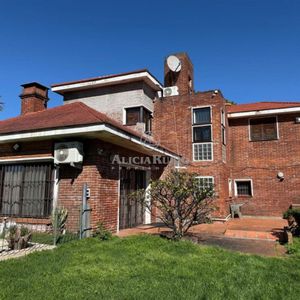 Venta Casa De 3 O 4 Dormitorios, Escritorio, Garaje Doble, Fondo, Piscina