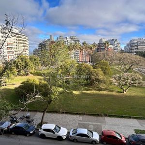 Frente A Villa Biarritz. 185 Mts. Vazquez Ledesma Casi Rambla! 4 Y Serv+estar. Balcon. Gje + Alq Otro. Gc$28.000 Losa + Port.