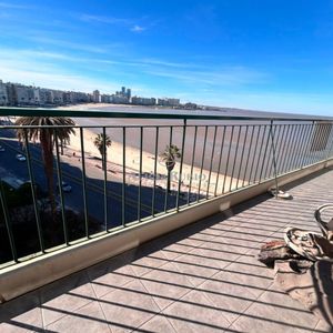 De Estilo! Frentea A Rambla Y Plaza Gomensoro. Mucha Categoria! 233 Mts. Losa+ Agua+ Vig24 Horas. Gje + Box. Estufa Leña Propia.