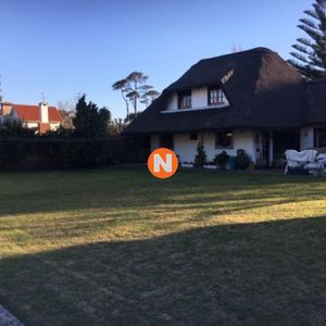 Muy Linda Casa En Venta, Gran Terreno Y Barbacoa