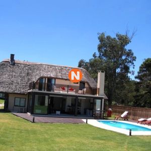 Venta De Cabaña De 4 Dormitorios Y Piscina Cerca Del Mar, Pinares, Punta Del Este