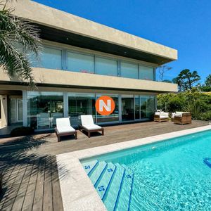 Casa En Venta Con 4 Dormitorios Frente A Laguna Del Diario, Punta Del Este, Maldonado