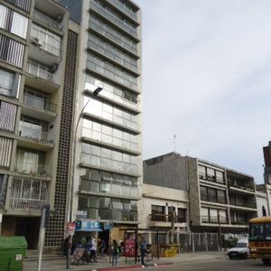 Vendo Ambiente Con Patio, Próximo A Tres Cruces, Se Vende Alquilada