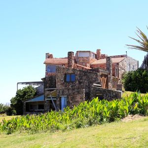 Venta De Casa Posta Del Cangrejo Frente Al Mar, Arriba De La Roca. La Barra, Punta Del Este