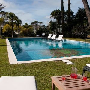 Alquiler De Verano, Residencia  5 Dormitorios Más Dependencias De Servicio. Ubicada En Montoya, A 200 Mts. Del Mar.