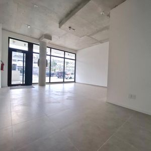 Local Comercial En La Blanqueada En Un Entorno Barrial Con Excelente Conectividad Y Servicios