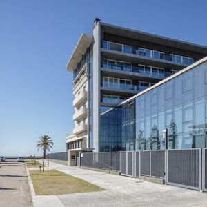 Oficinas Corporativas En Carrasco: Ubicación Estratégica Con Diversos Metrajes Y Tipologías. Tu Espacio Profesional En La Mejor Zona.