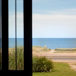 Venta Casa 4 Dormitorios Dependencia Serv. Frente A La Playa El Chorro, Punta Del Este